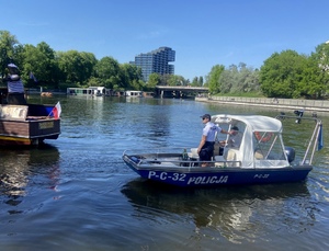 Patrol pływający policyjną łodzią motorową na Brdzie.